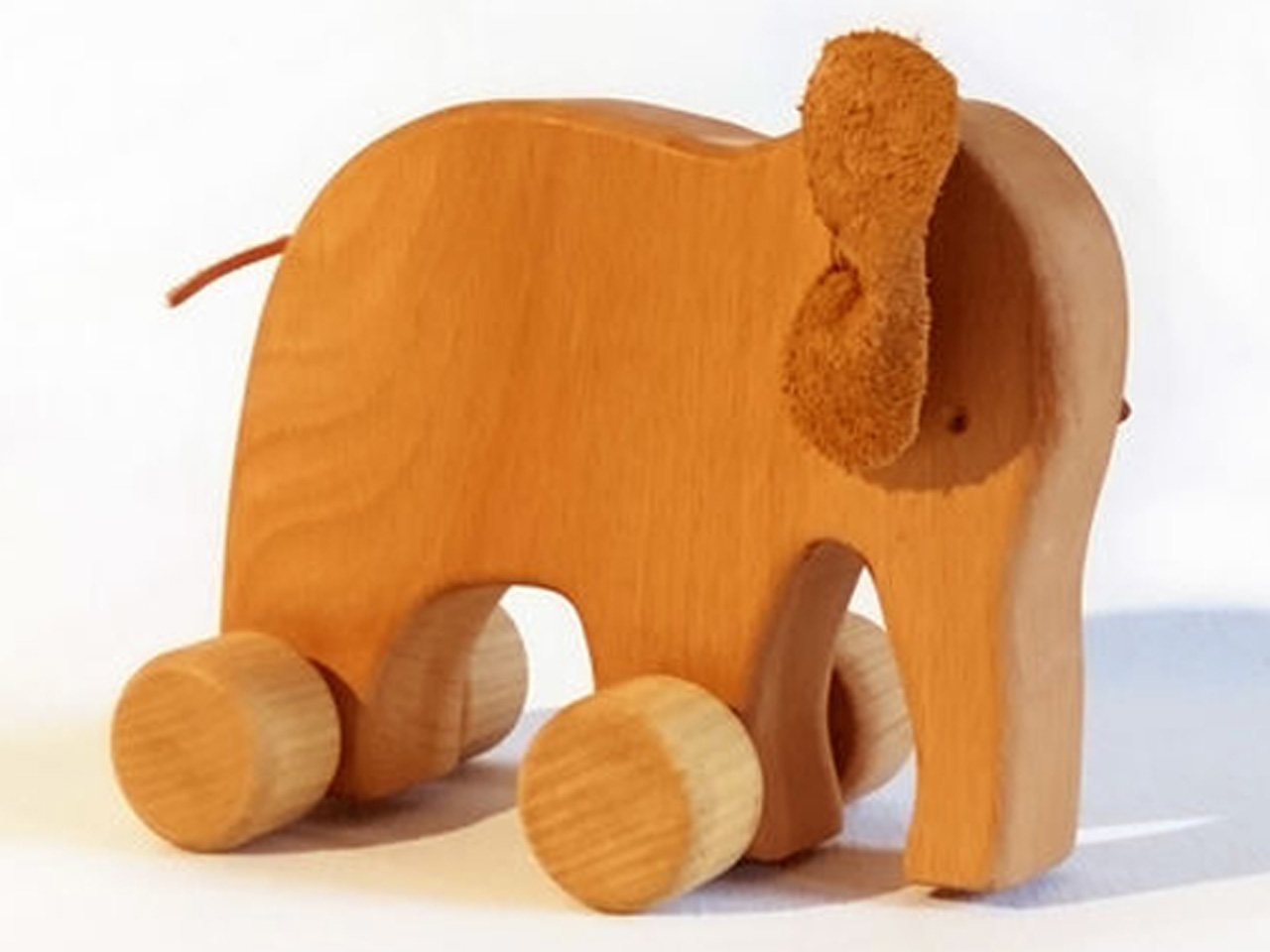 Schiebe-Elefant von Achat & Holz auf Räder mit Lederohren, Buche geölt