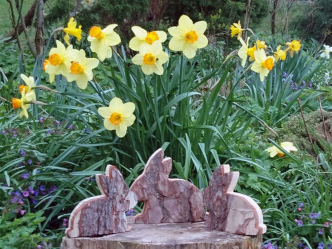 Osterhase im Garten, aus Schwarzkiefer (Pinus nigra), mit Baumrinde, heimisches Nadelholz