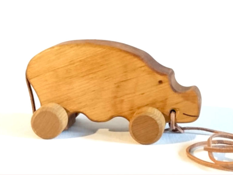 Nilpferd mit Lederband