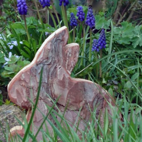 Osterhase im Garten, aus Schwarzkiefer (Pinus nigra), mit Baumrinde, heimisches Nadelholz