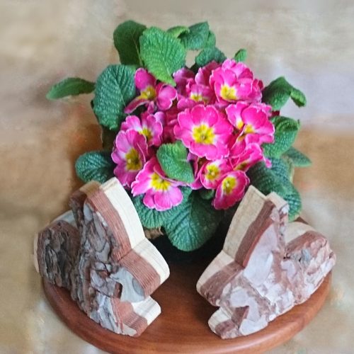 Osterhase mit Primel aus Schwarzkiefer (Pinus nigra), mit Baumrinde, heimisches Nadelholz